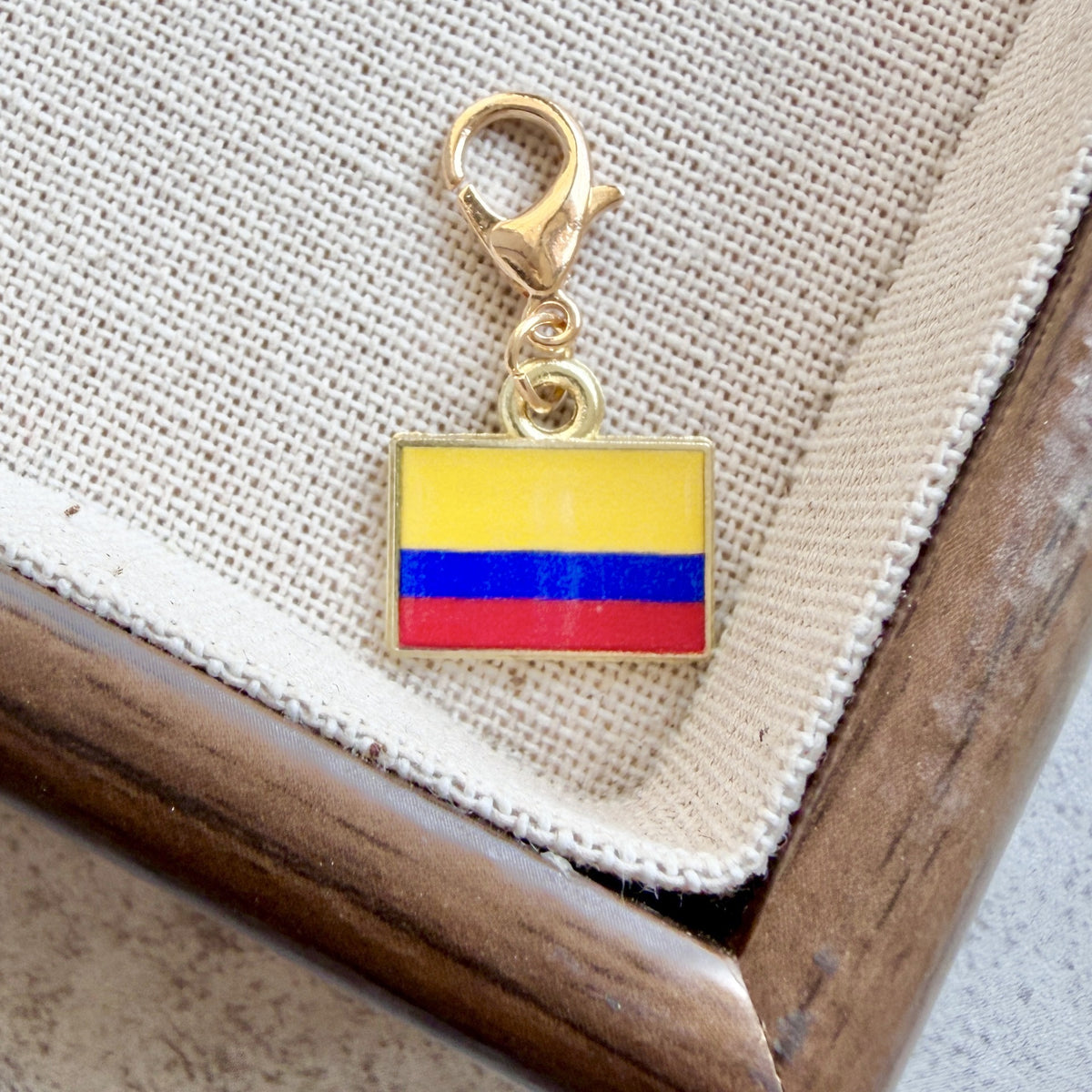 Llavero Colgante Con Bandera Esmaltada