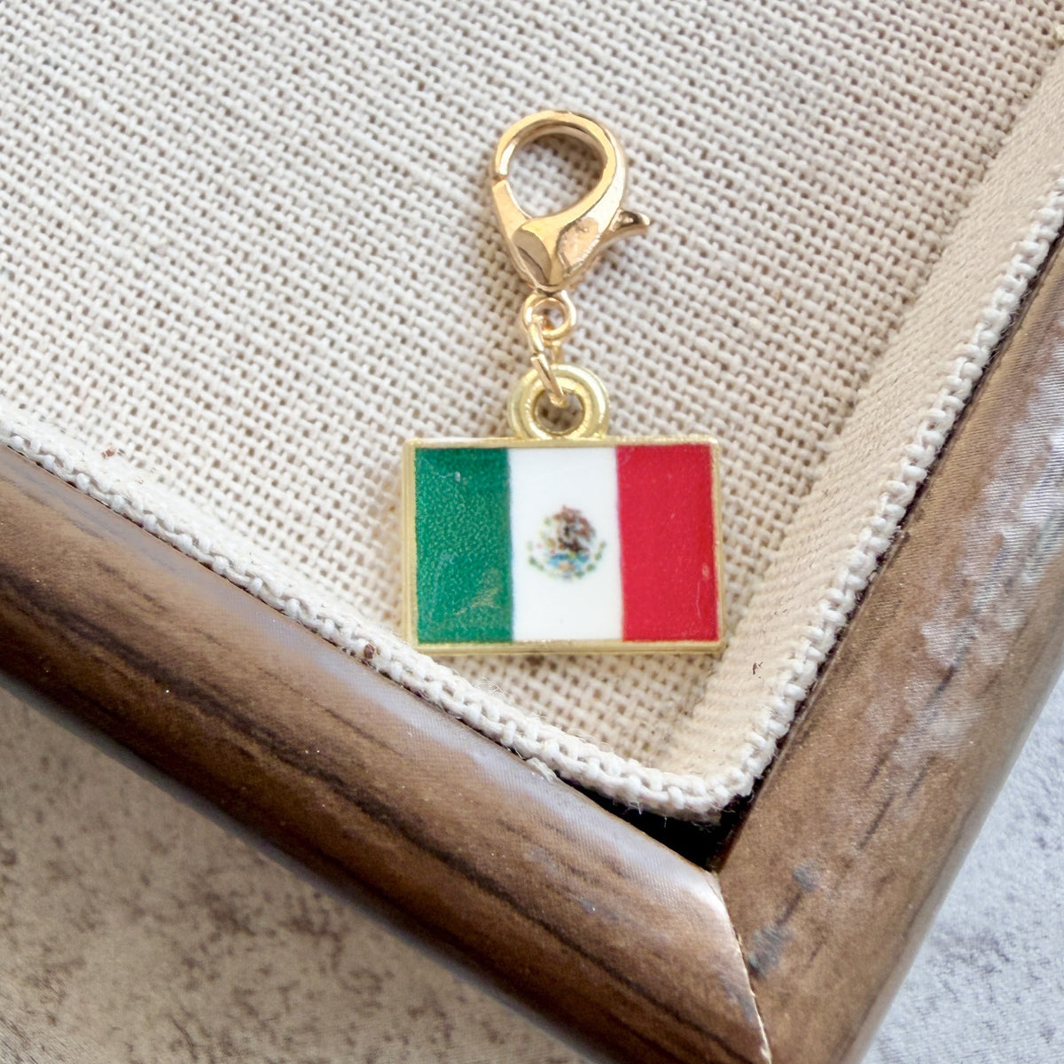 Llavero Colgante Con Bandera Esmaltada